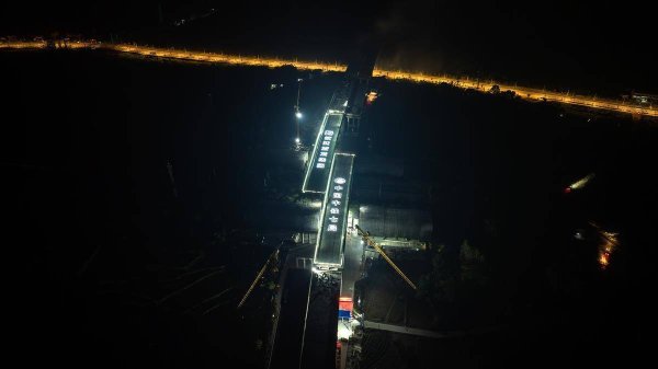 信弘优配 大动脉上“跳芭蕾”  武重高速万吨桥梁今天凌晨跨越沪汉蓉铁路